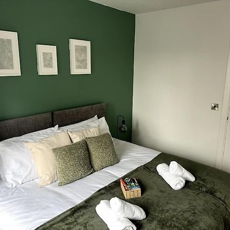 Luxury Oaks Suite, Free Private Parking, 2 Bed 2 Bathroom Apartment, Central Solihull Birmingham Kültér fotó