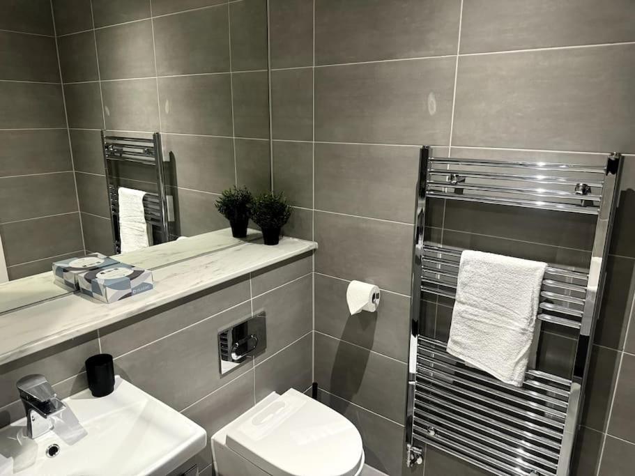 Luxury Oaks Suite, Free Private Parking, 2 Bed 2 Bathroom Apartment, Central Solihull Birmingham Kültér fotó