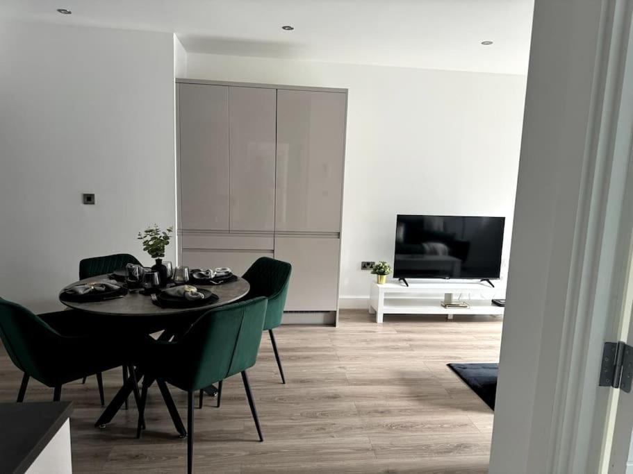 Luxury Oaks Suite, Free Private Parking, 2 Bed 2 Bathroom Apartment, Central Solihull Birmingham Kültér fotó