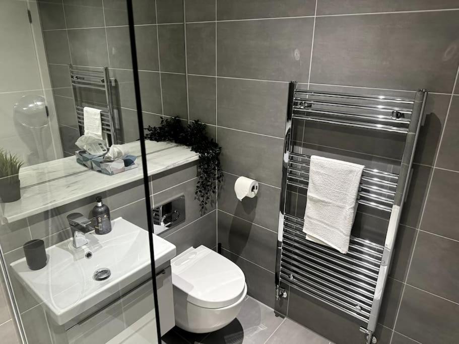 Luxury Oaks Suite, Free Private Parking, 2 Bed 2 Bathroom Apartment, Central Solihull Birmingham Kültér fotó