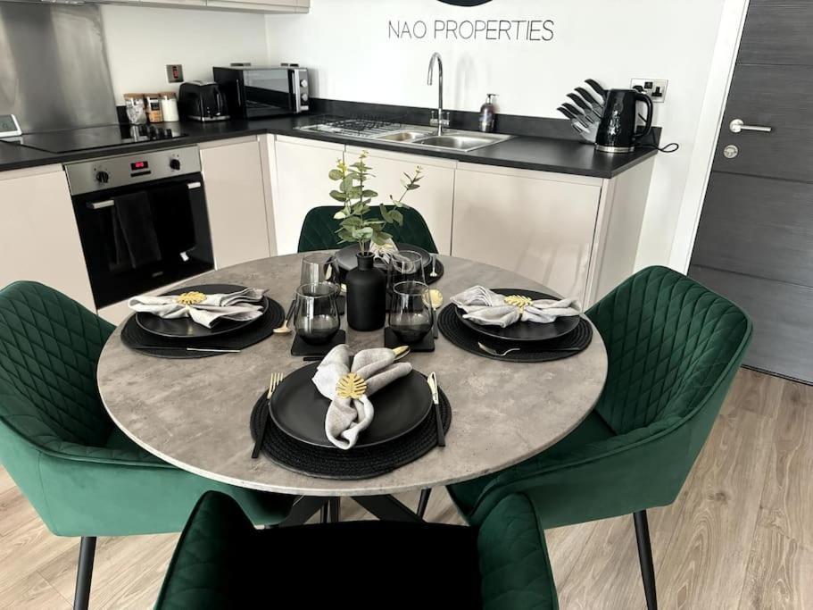 Luxury Oaks Suite, Free Private Parking, 2 Bed 2 Bathroom Apartment, Central Solihull Birmingham Kültér fotó