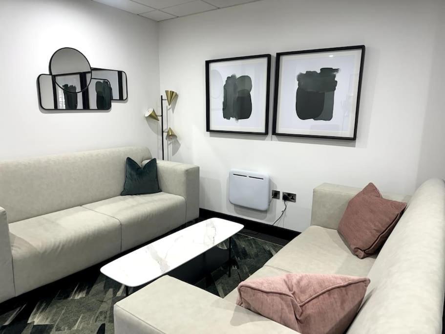 Luxury Oaks Suite, Free Private Parking, 2 Bed 2 Bathroom Apartment, Central Solihull Birmingham Kültér fotó
