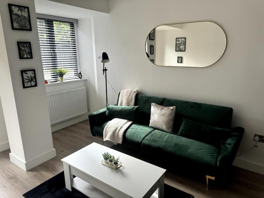 Luxury Oaks Suite, Free Private Parking, 2 Bed 2 Bathroom Apartment, Central Solihull Birmingham Kültér fotó